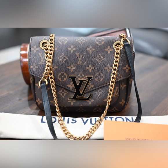 Authentic Louis Vuitton Monogram Passy Crossbody/Shoulder Bag - Picture 5 of 16